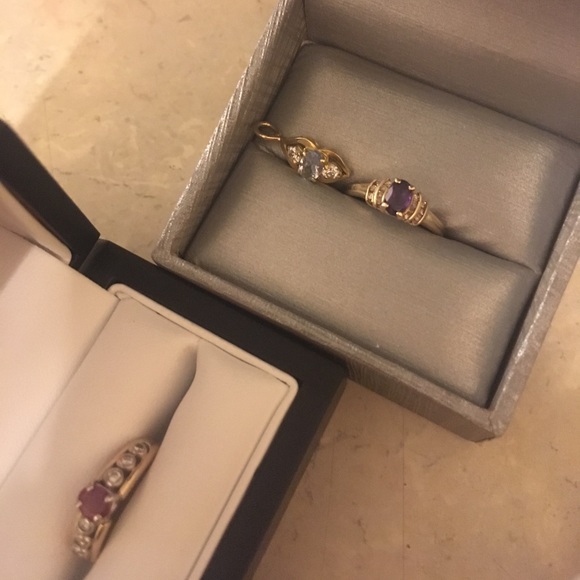 Gold rings n pendant - Picture 3 of 5